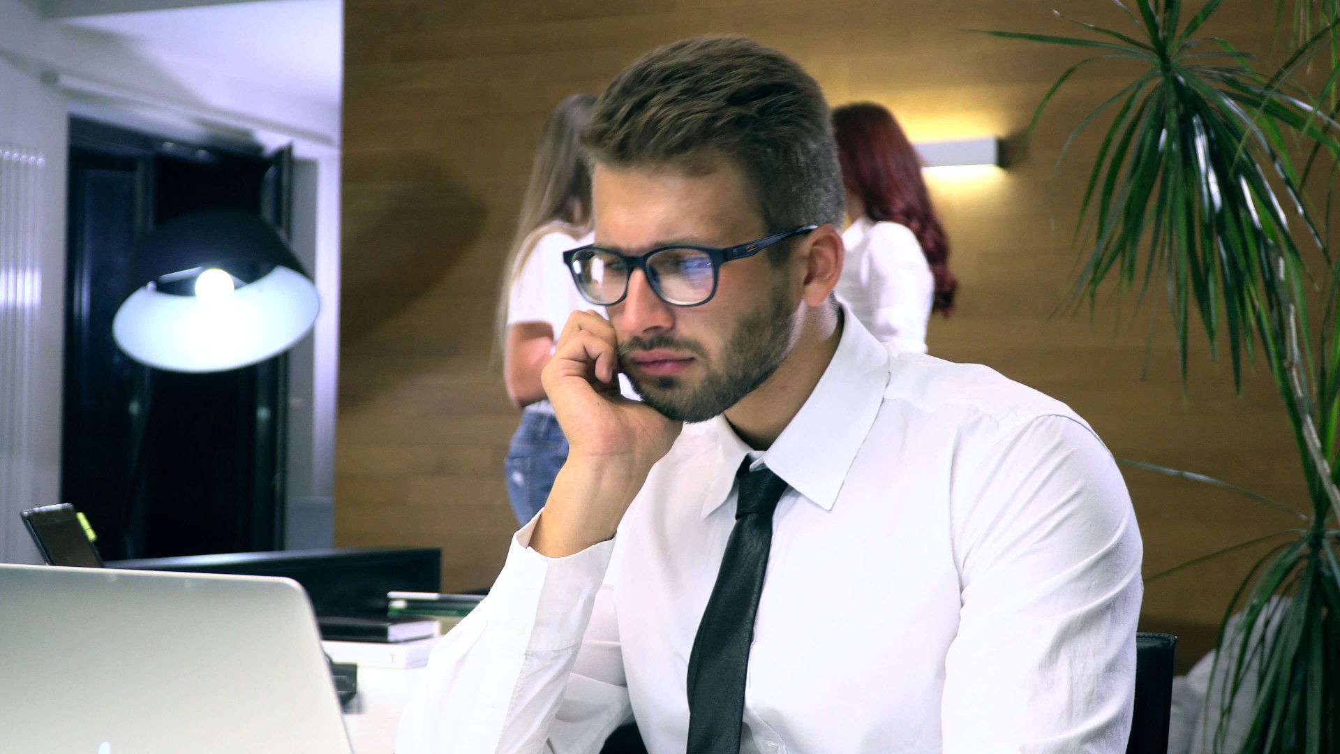 What does a business broker do - two professionals discussing a business sale